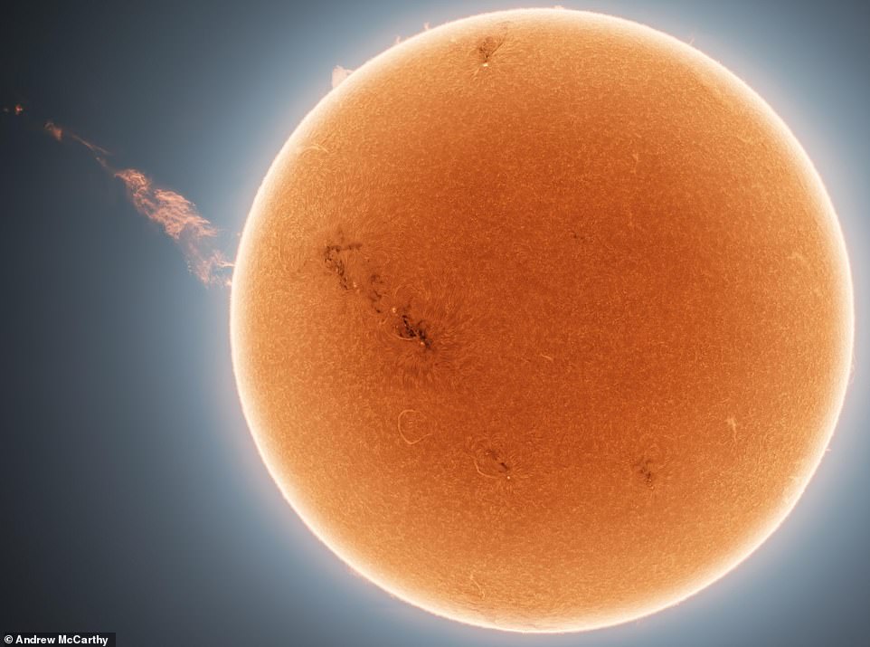 التقط أندرو مكارثي عمودًا ضخمًا ينطلق من الشمس.  امتد تيار البلازما لنحو مليون ميل.  وقع الحدث خلال عاصفة شمسية طفيفة