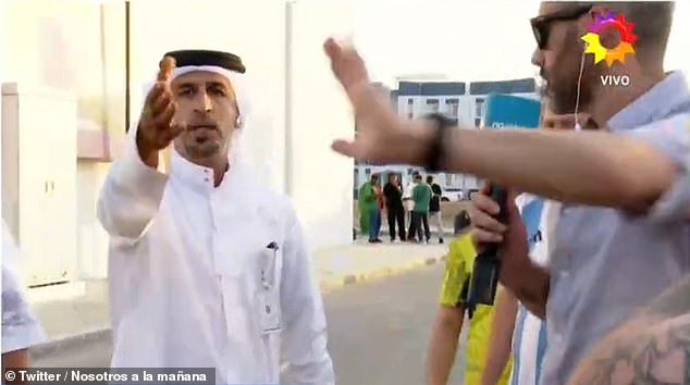 مسؤول قطري يرفع يده تجاه كاميرا أحد المراسلين بعد قطع بث مباشر على التلفزيون الأرجنتيني