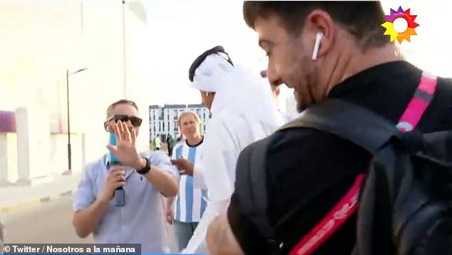 وصل مسؤولون قطريون متشددون لقطع بث تلفزيوني مباشر بعد أن طلبوا من صحفي أرجنتيني التوقف عن التصوير وهو يقابل أحد مشجعي كرة القدم على كرسي متحرك.