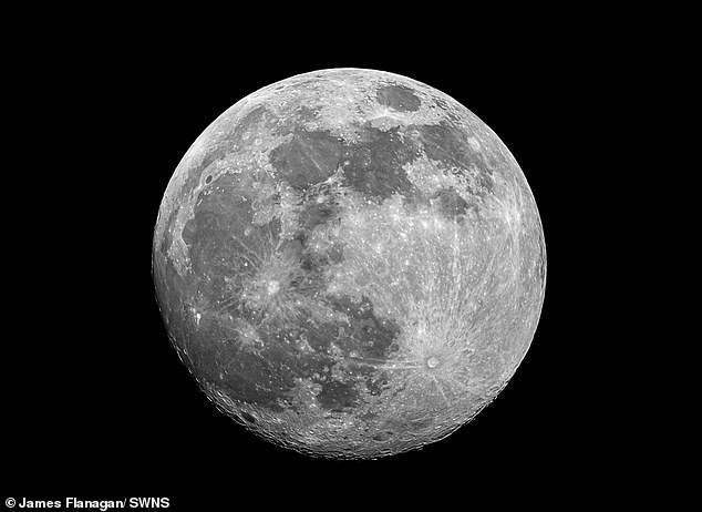 سيكون القمر أيضًا مكتملًا ، عند إضاءة 100 في المائة ، يومي الأربعاء والخميس من هذا الأسبوع
