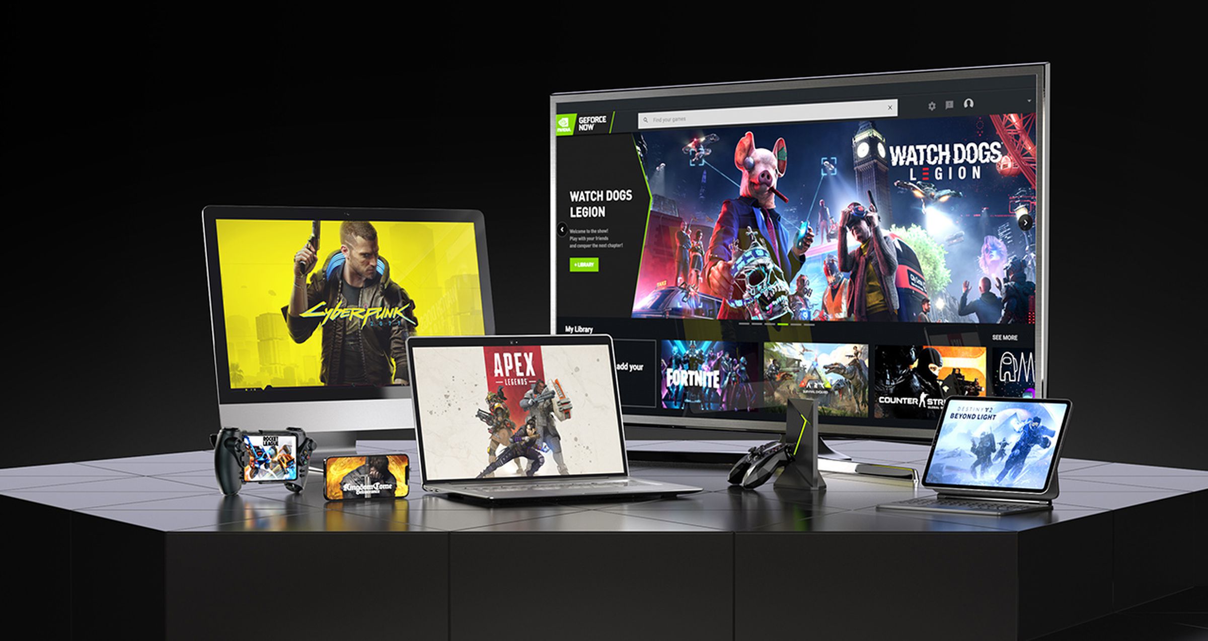 مجموعة من الأجهزة على منضدة ، تعرض جميعها خدمة البث Nvidia GeForce Now.