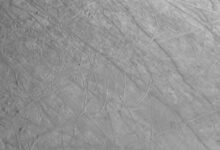 عن قرب وشخصي: التقطت مركبة الفضاء جونو التابعة لناسا أول صورة لها لقمر المشتري يوروبا - ملتقطة السطح المغطى بالجليد بتفاصيل غير عادية