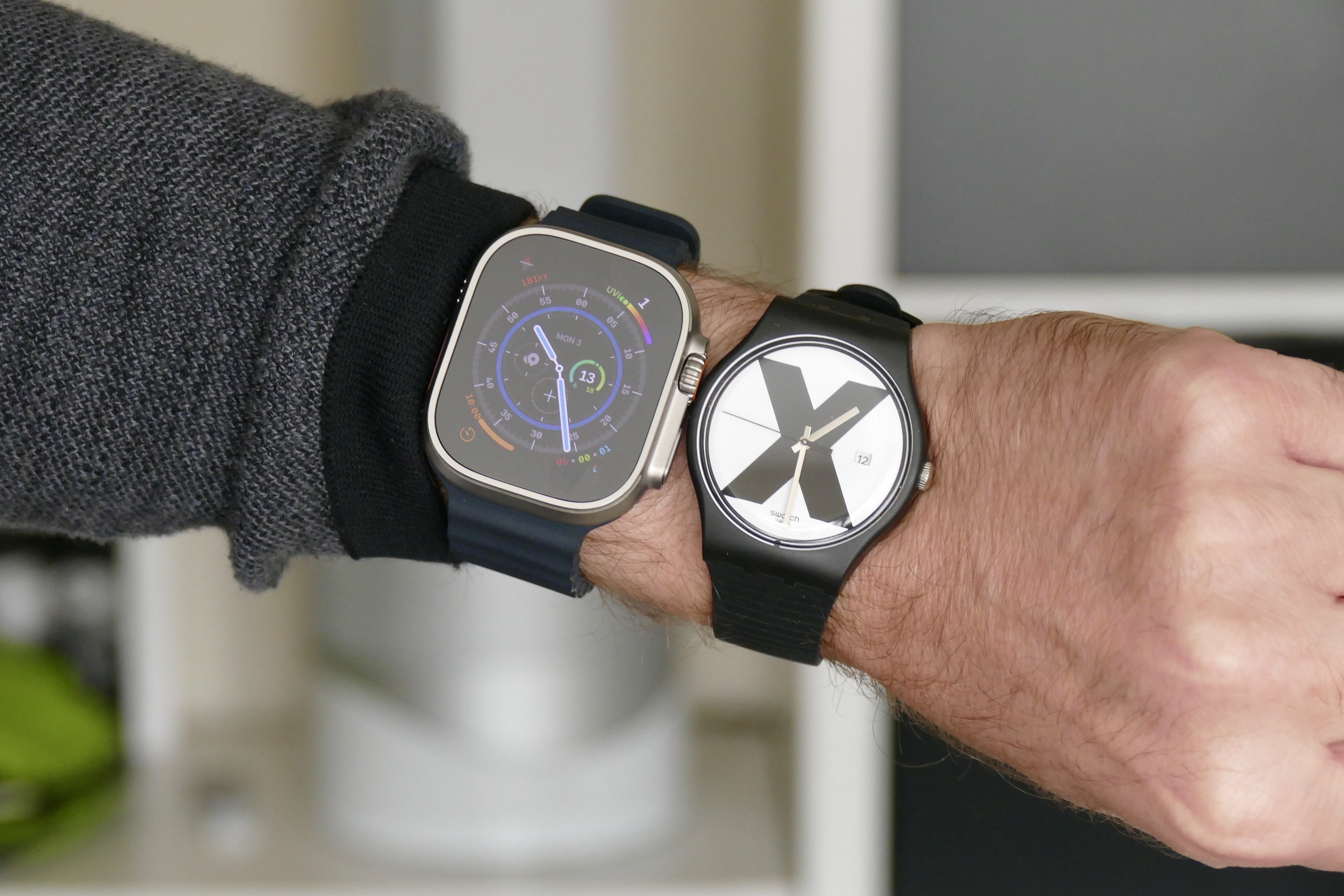 ساعة Apple Watch Ultra وساعة Swatch ذات التصنيف XX.