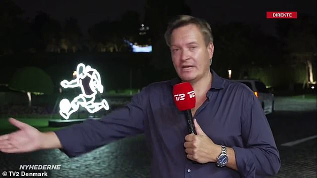 جاء الخلاف بعد أيام من طرد صحفي دنماركي آخر من قناة TV2 ، راسموس تانتولدت ، من البث بعد أن هدد أفراد الأمن القطريون بتدمير كاميرته إذا لم يتوقف عن التصوير (في الصورة)