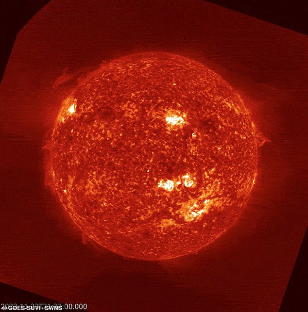 القمر الصناعي GOES الذي يراقب الشمس وجهازه SUVI (Solar Ultraviolet Imager) الخاص به لمراقبة الغلاف الجوي الخارجي الحار للشمس أو الهالة.