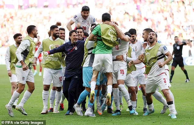 أصبح التأهل من المجموعة الثانية الآن في أيدي إيران بعد فوزها 2-0 على ويلز