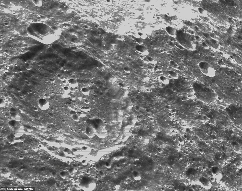 فقدت وكالة ناسا الاتصال بأوريون في وقت مبكر من صباح الأربعاء ، لكن الفرق الأرضية تمكنت من استعادة الارتباط المباشر.  قامت الكبسولة بأول رحلة طيران قريبة من القمر في 21 نوفمبر
