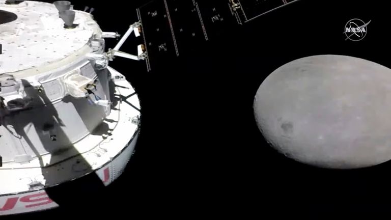 تُظهر هذه النشرة من تلفزيون ناسا مركبة أوريون الفضائية التابعة لناسا تقترب من القمر Pic: NASA / AP