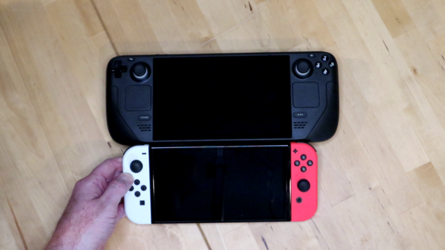 مقارنة حجم Steam Deck مع Nintendo Switch.