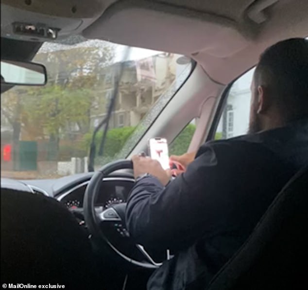 تم القبض على سائق أوبر وهو يتصفح وسائل التواصل الاجتماعي على هاتفه بينما كان يقود سيارته أثناء تصوير راكب متوتر على هاتفه
