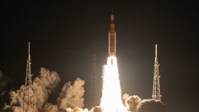 الصاروخ القمري Artemis I بدون طيار ينطلق من منصة الإطلاق 39B في مركز كينيدي للفضاء التابع لناسا في كيب كانافيرال ، فلوريدا ، في نوفمبر